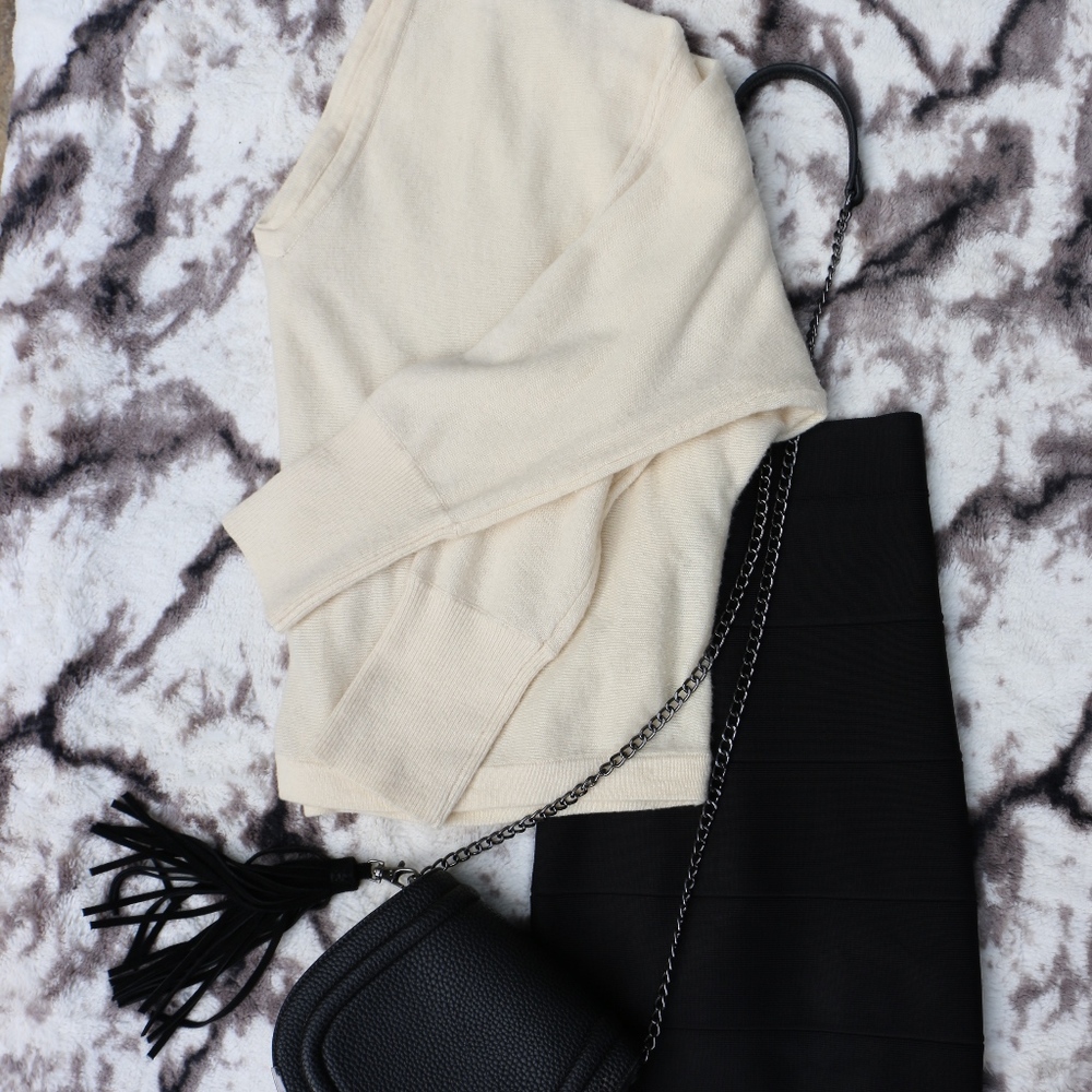 BCBGMaxAzria Cropped Vneck Sweater - off white
